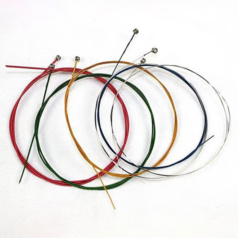 65 dele guitartilbehør, akustiske elektriske guitarstrenge, plektre, strengeoprullere osv.