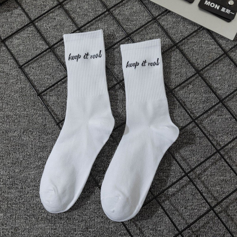 Morsomme sokker i bomull, hvite, 1 par, streetstyle-broderi på leggen - Keep It Real